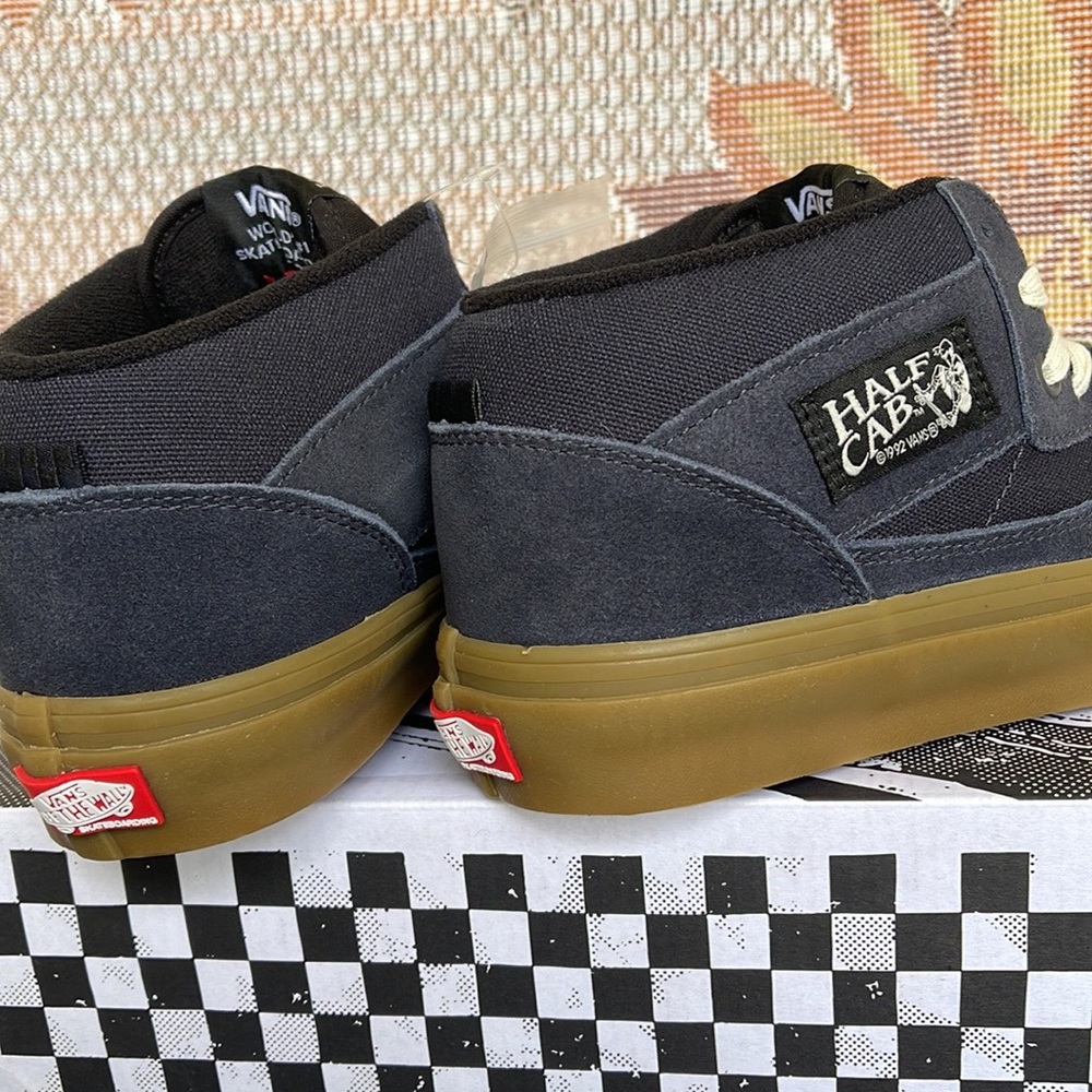 Vans Men’s Skate Half Cab
Navy/Gum
VN0A5FCDNGM
Sneakers - Picture 11 of 16